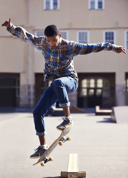 一生都是滑冰选手 一个在滑板公园滑板的年轻人 — 图库照片