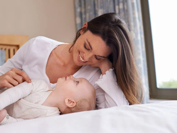 Lets Get Your Sleeping Routine Started Mother Baby Lying Bed — Stock Photo, Image