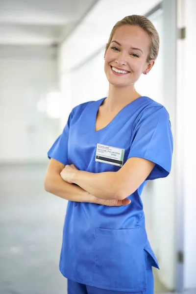 Encanta Trabajo Retrato Joven Médico Confiado Que Usa Uniformes Azules —  Fotos de Stock