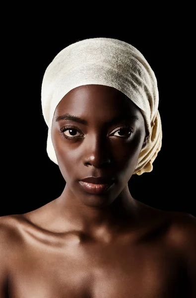 피부의 비밀을 배경에 머리쓰개를 아름다운 여자의 스튜디오 — 스톡 사진