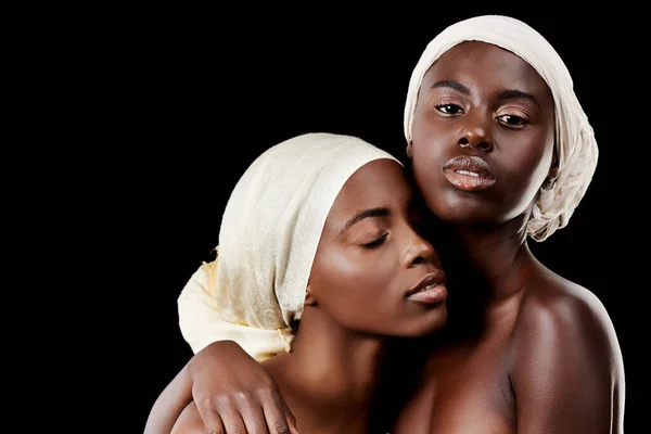 親友は魂を高揚させる 黒の背景にスカーフを身に着けている2人の美しい女性のスタジオポートレート — ストック写真