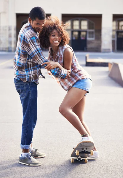 Zamanla Alışıyorsun Genç Bir Adam Kız Arkadaşına Nasıl Kaykay Yapılacağını — Stok fotoğraf