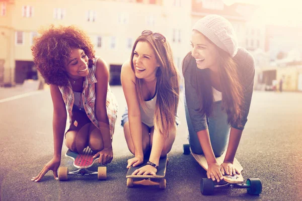 Achas Que Estávamos Fazer Isto Bem Grupo Jovens Mulheres Skate — Fotografia de Stock
