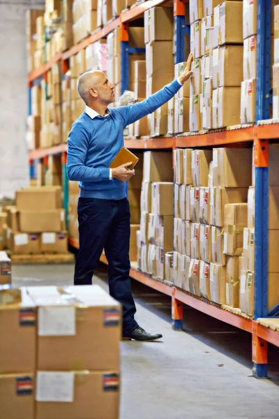 Keeping Eye Inventory Employee Taking Stock Warehouse — Stock Photo, Image