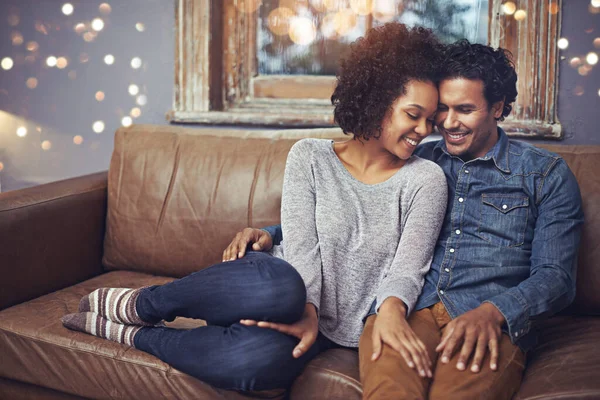 Estar Juntos Único Importante Una Feliz Pareja Sentada Sofá Casa —  Fotos de Stock