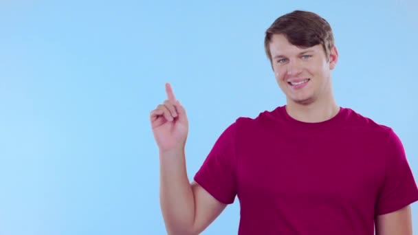 一个男人在工作室的蓝色背景上孤独地指指点点着他的快乐 嘲弄和脸 广告和描绘一个人的形象 以模仿品牌 营销或促销的空间 — 图库视频影像