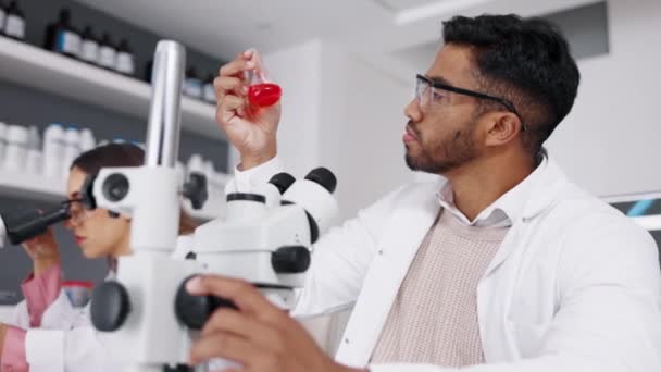 Медицинская Исследовательская Человеческая Проверка Жидкости Науки Эксперимента Лаборатории Микроскопа Результатов — стоковое видео