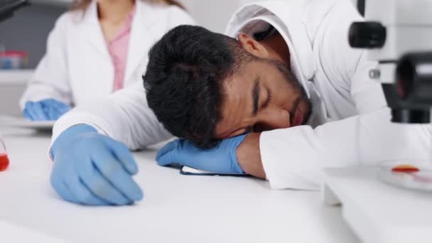 Επιστήμονας Ύπνος Και Άνθρωπος Στο Εργαστήριο Έρευνα Και Κουρασμένος Εξουθένωση — Αρχείο Βίντεο
