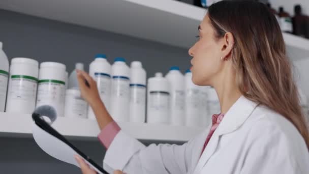 Estoque Laboratório Farmacêutica Mulher Com Documento Lista Verificação Para Verificação — Vídeo de Stock