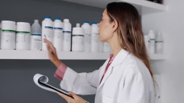 Laboratóriumi Készlet Gyógyszerészeti Ellenőrzés Egy Orvosi Leltárhoz Szükséges Ellenőrzőlistával Írás — Stock videók