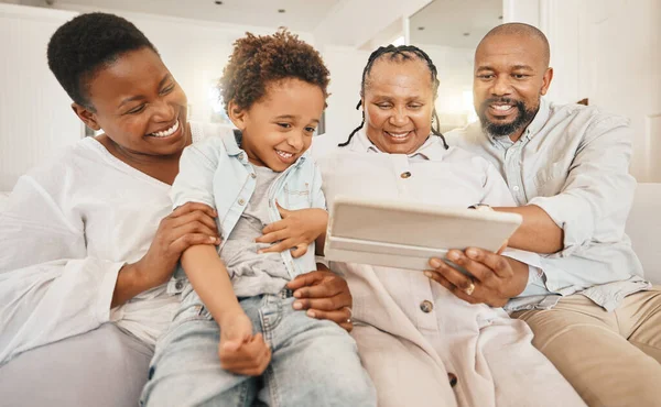 Familie Tablet Kind Video Onderwijs Met Moeder Vader Hulp Bij — Stockfoto