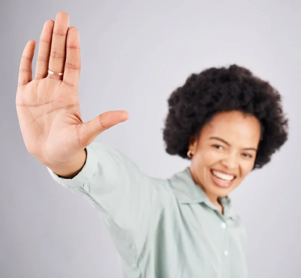 Alto Cinco Feliz Retrato Mão Uma Mulher Negra Isolada Fundo — Fotografia de Stock
