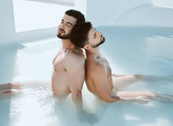 Ηρεμία Ύπνος Και Άνδρες Μια Πισίνα Για Κολύμπι Χαλάρωση Και — Φωτογραφία Αρχείου