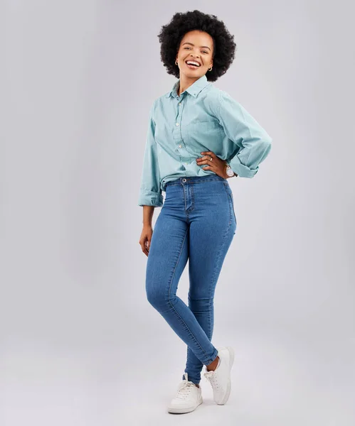 Moda Feliz Retrato Mulher Negra Estúdio Com Sorriso Confiança Felicidade — Fotografia de Stock