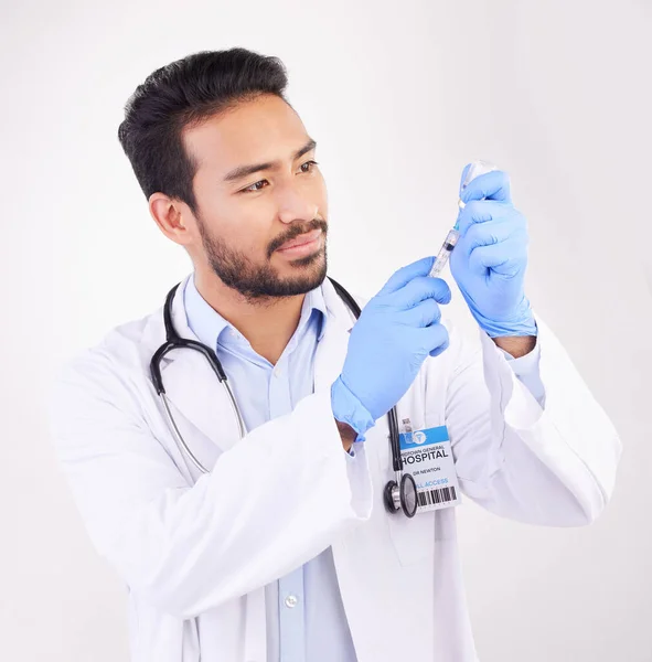 白い背景を背景に注射またはスタジオで撮影された医療 ワクチン 男性医師 ワクチン接種と医療 革新や病気の治療のための針を持つ人の健康の専門家 — ストック写真