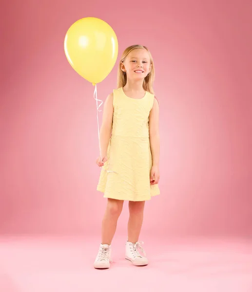 Gadis Anak Anak Dan Potret Dengan Balon Studio Dengan Latar — Stok Foto