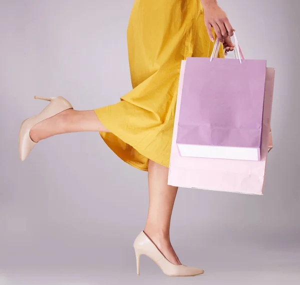 Moda Veya Topuklu Ayakkabı Için Alışveriş Torbaları Olan Kadın Eller — Stok fotoğraf