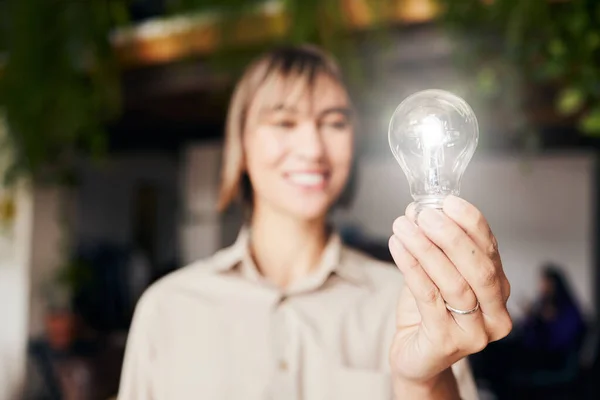 Лампочка Счастливая Женщина Светом Вдохновения Знаний Идей Работе Улыбка Инновации — стоковое фото