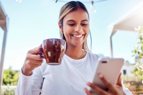 Kafe Kahve Akıllı Telefonlu Kadın Gülümseme Sosyal Medyayla Bağlantı Daktilo — Stok fotoğraf