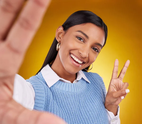 Selfie Friedenszeichen Und Porträt Einer Inderin Atelier Für Das Glück — Stockfoto