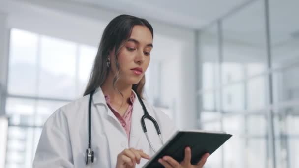 Internet Szpital Kobieta Lekarz Tabletem Badania Mail Lub Wyniki Medyczne — Wideo stockowe