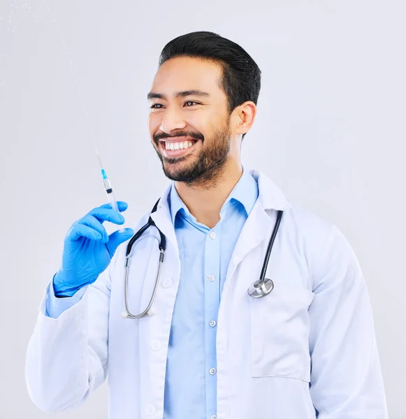 Médico Com Sorriso Seringa Vacina Estúdio Para Saúde Medicina Inovação — Fotografia de Stock