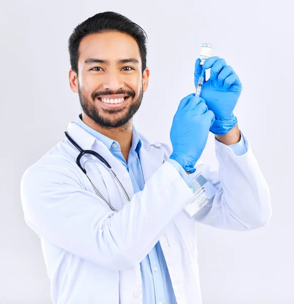 Stüdyoda Gülümseme Şırınga Aşı Ile Doktor Portresi Tıp Alanında Sağlık — Stok fotoğraf