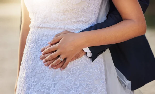 Γάμος Αγκαλιά Και Χέρια Ζευγαριού Δαχτυλίδι Για Γαμήλια Τελετή Δέσμευση — Φωτογραφία Αρχείου