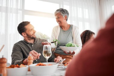 Aile, akşam yemeği ve birlikte yemek yerken mutlu bir parti, kutlama ve tatil ile aşk ve yemek. Erkek ve yaşlı kadın, ilişki ve aç insanlar yemek, mutlu ve kaygısız..