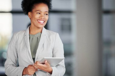 Tablet, ofisinde bir iş kadınıyla düşünme ve modelleme, şirketinin geleceğinin planlanması. İş yerinde mutlu olan Afrikalı bir Amerikalı kadın çalışanla fikir, teknoloji ve zihniyet..