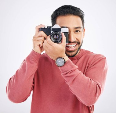 Mutlu, fotoğrafçı ve stüdyosundaki beyaz arka planda kameralı Asyalı bir adamın portresi. Gülümse, çalış ve fotoğrafçılık alanında bir Japon gazeteci medya veya paparazziler için fotoğraf çekiyor.