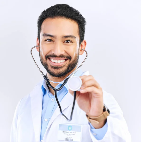 Dottore Uomo Ascolto Con Stetoscopio Ritratto Sorriso Salute Cardiovascolare Isolati — Foto Stock