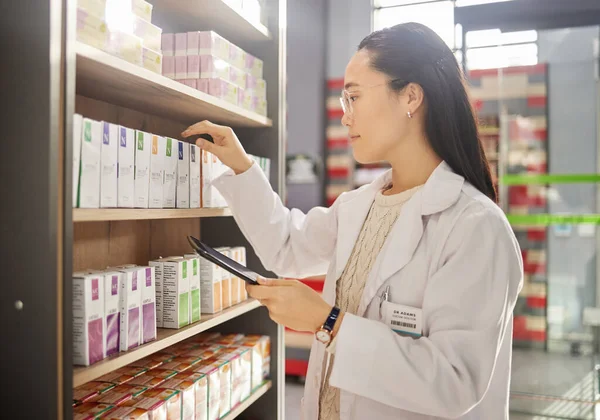Фармацевтика Інвентаризація Азіатська Жінка Планшетом Контрольним Списком Медикаментозними Засобами Японська — стокове фото