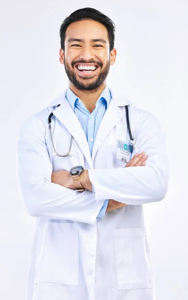 肖像画 医生和亚洲男人手挽手交叉在一起 笑着和自信的家伙被隔离在白色的工作室背景下 具有领导能力 经验和医疗保健能力的男性雇员和医学专业人员 — 图库照片