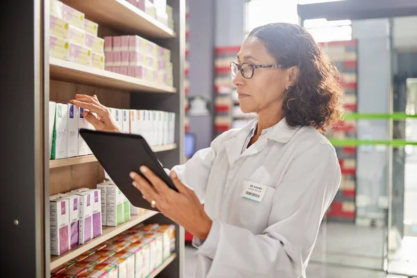 Farmacia Inventario Mujer Con Tableta Stock Comprobar Medicina Salud Tienda — Foto de Stock