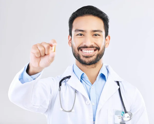 Retrato Médico Comprimidos Estúdio Homem Feliz Com Produtos Farmacêuticos Medicamentos — Fotografia de Stock