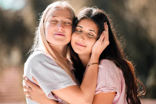 Abrazo Feliz Las Mujeres Con Comodidad Abrazo Naturaleza Para Vinculación —  Fotos de Stock