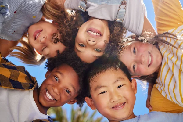 笑顔と夏休み 週末と一緒にゲームをプレイするために屋外の子供たちの肖像画の下 子供時代 友情と多様性 コミュニティとサポートのためのサークルの子供たちのグループ — ストック写真