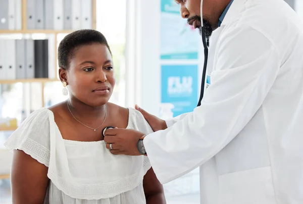 Gezondheidszorg Dokter Luisteren Naar Patiënt Hartslag Stethoscoop Zwarte Mensen Het — Stockfoto