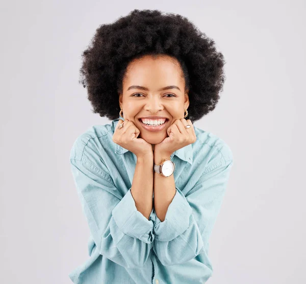 Rosto Animado Retrato Mulher Negra Estúdio Sorrir Para Boas Notícias — Fotografia de Stock