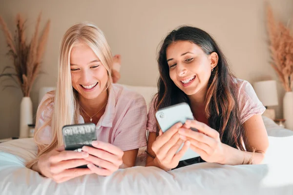 Adolescenti Amici Smartphone Ragazza Sul Letto Rilassarsi Sorridere Sul Viso — Foto Stock