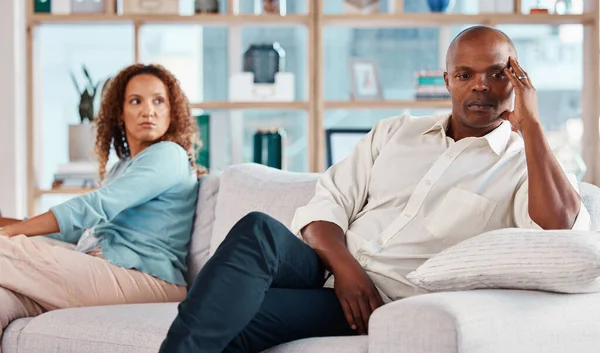Conflit Bagarre Couple Sur Canapé Pour Les Problèmes Mariage Frustré — Photo