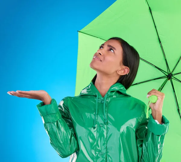 Traurig Schauend Und Eine Frau Mit Regenschirm Isoliert Auf Blauem — Stockfoto