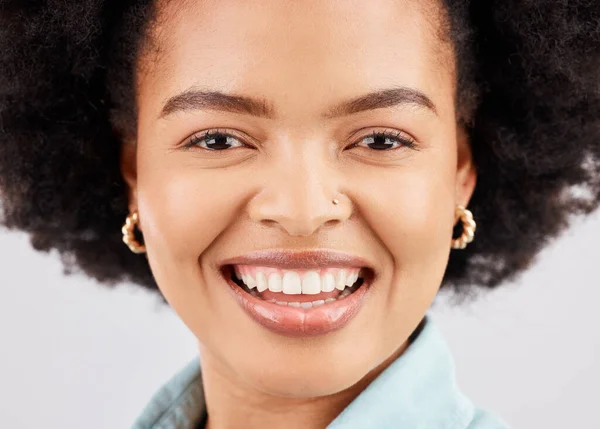 Rosto Feliz Retrato Mulher Negra Estúdio Com Sorriso Confiança Felicidade — Fotografia de Stock