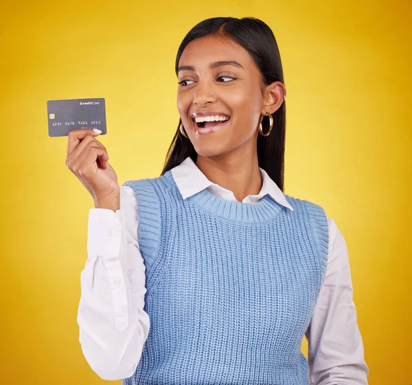 Kredi Kartı Sarı Arka Planda Heyecanlı Hintli Bir Kadın Stüdyoda — Stok fotoğraf