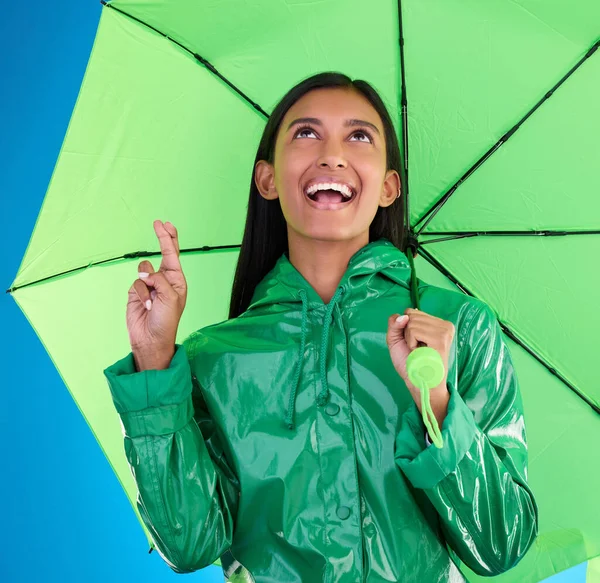 Grün Regenschirm Und Daumen Drücken Einer Frau Auf Blauem Grund — Stockfoto