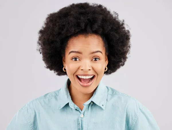 惊喜和肖像黑人妇女在演播室为好消息 宣布和成功 获得晋升 奖金或白种人背景的比赛冠军 哇脸和快乐的女孩 — 图库照片