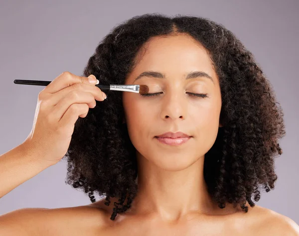 Kvinna Makeup Och Ögonskuggsborste Studio För Kosmetika Ansiktsvård Och Salongstransformering — Stockfoto