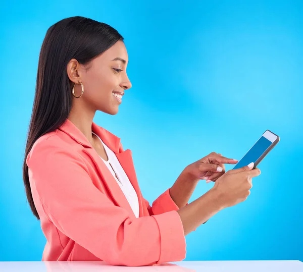 Vrolijke Vrouw Tablet Glimlach Voor Onderzoek Sociale Media Browsen Communiceren — Stockfoto