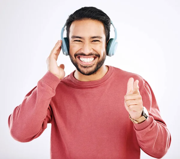 Auscultadores Sorriso Música Homem Animado Estúdio Isolado Fundo Branco Streaming — Fotografia de Stock